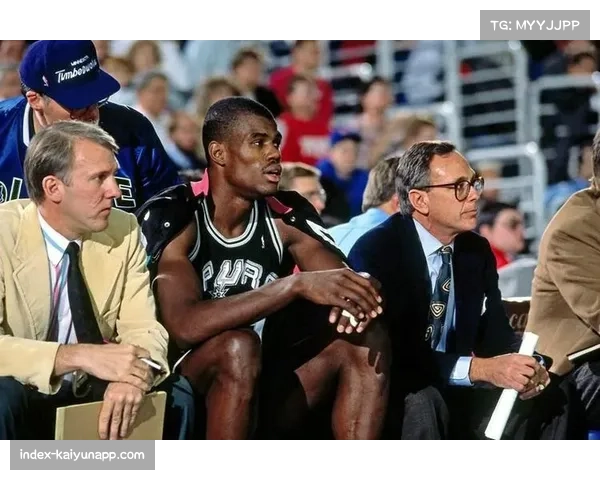 波波维奇现身马刺季前赛观众席 聚焦新帅执教首秀表现